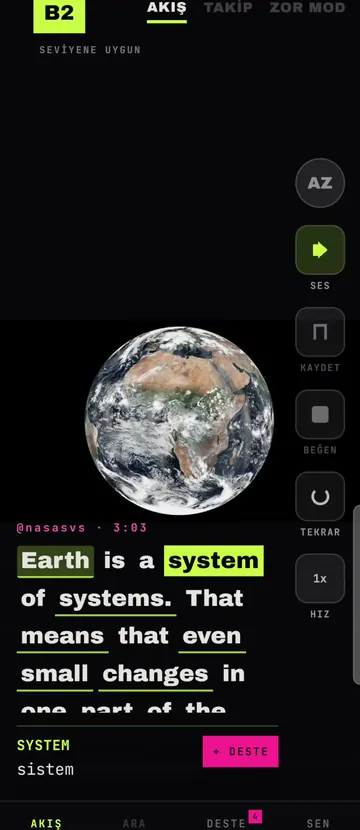 Altyazıda “system” kelimesine dokunulmuş; alt şeritte Türkçe karşılığı “sistem” ve “+ DESTE” butonu görünüyor.